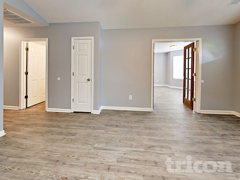 Building Photo - 120 Oakbrook Village Rd