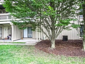 Building Photo - Charming 2 Bed 1 Bath Apartment With Paved...