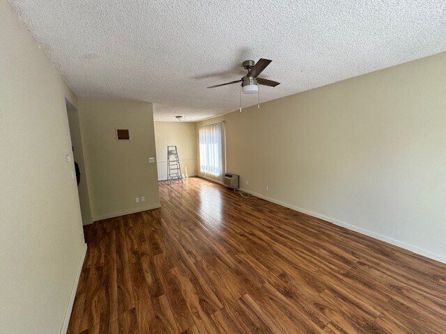 Building Photo - 1320 N Poinsettia Pl