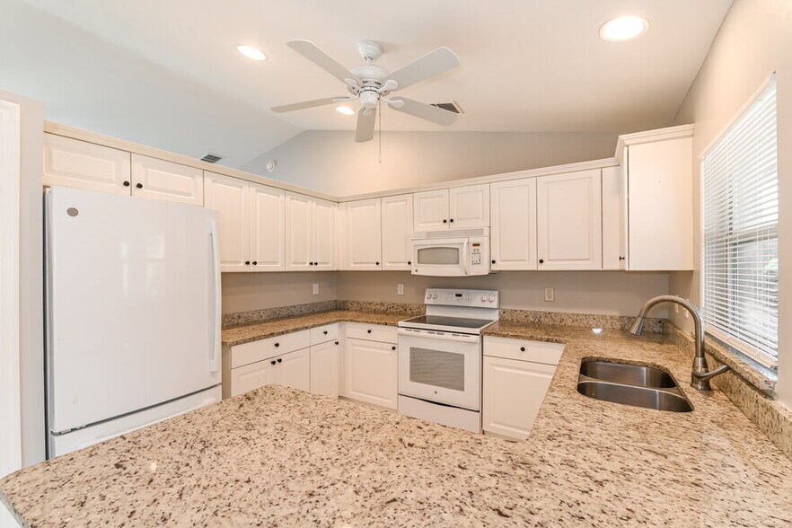 Building Photo - 4658 Sierra Ln