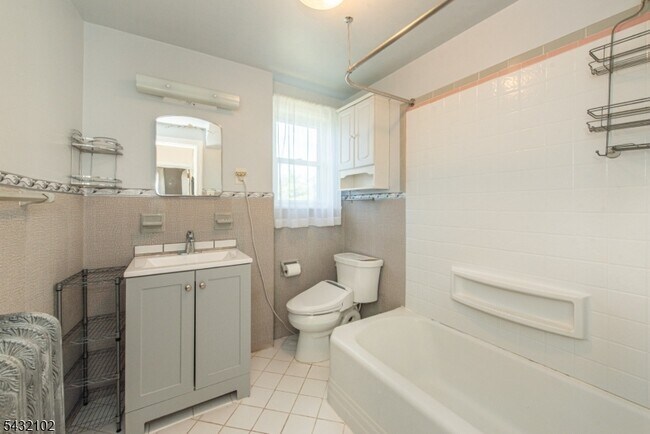 Building Photo - 428 Lathrop Ave