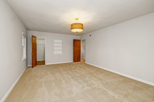 Building Photo - 5873 N Santa Monica Blvd