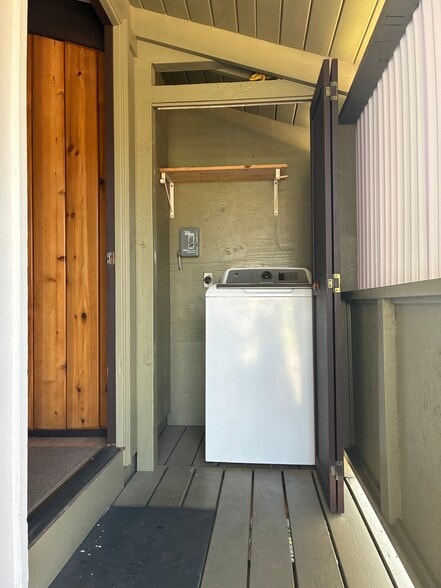 Washer "closet" - 66 -1253 Ahuli Cir