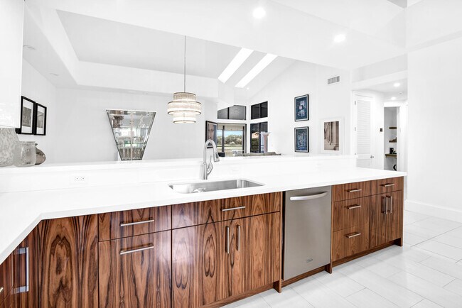 Building Photo - 16922 Isle of Palms Dr