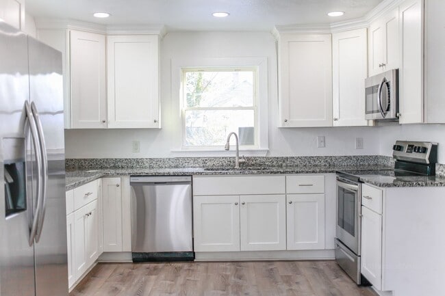 Building Photo - Beautiful Cape Cod Style home for Rent!  BONUS MILITARY / FIRST RESPONDER DISCOUNT!