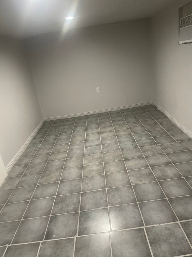 Building Photo - 2302 E Yale St