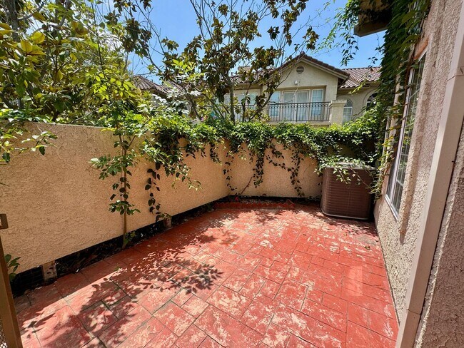Building Photo - Large, end-unit townhome in the heart of Thousand Oaks