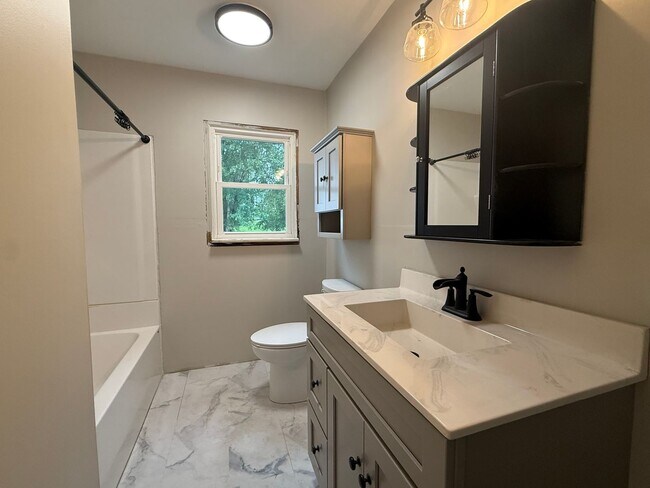 Building Photo - 4 Bedroom 1 Bathroom Home Located in Greeneville, TN