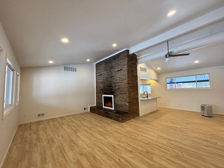 Building Photo - 35140 School St