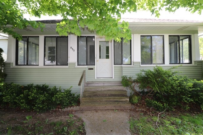 Building Photo - 855 Langlade Ave