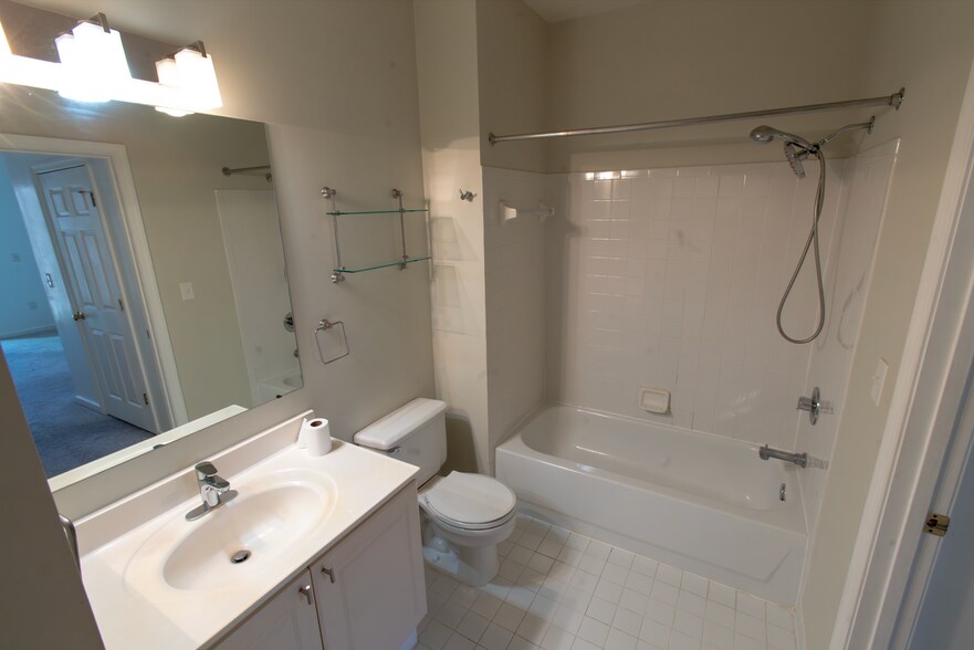 Building Photo - 1645 International Dr