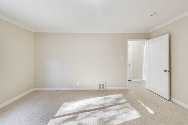 Building Photo - 2 Bed 1 Bath in San Carlos!