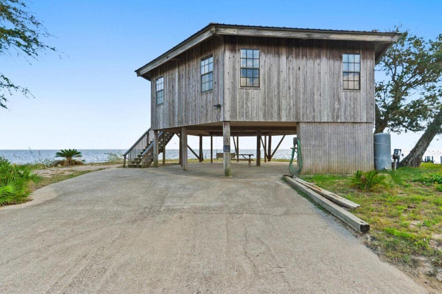 Building Photo - 6001 Belle Fontaine Dr