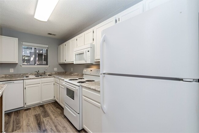 Building Photo - One Bedroom Condo With GREAT Location!