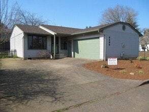 Building Photo - Three Bedroom Home on a Cul-de-sac, Landscaping Provided!