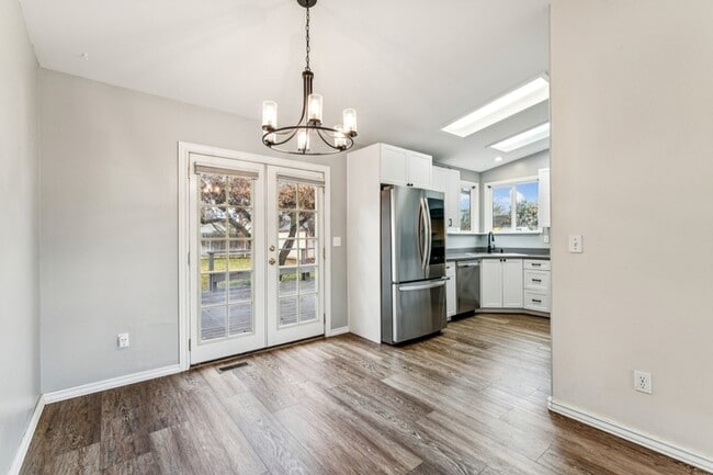 Building Photo - 2036 E Oakridge Ct