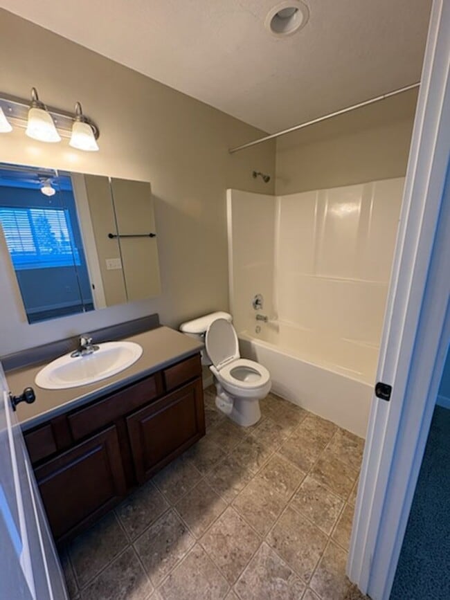 Building Photo - Condo for rent in Baxter Springs