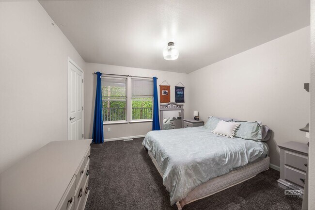 Building Photo - Charming Palmer Home!