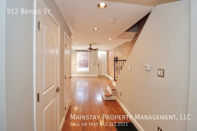 Building Photo - 2 Bedroom Rowhome w/ Rooftop Deck!