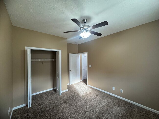 Building Photo - Gorgeous 5 Bedroom Home