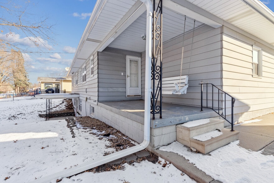 Building Photo - 3032 W 9th St