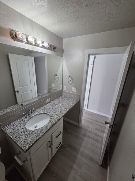 Building Photo - 17649 Desert Rdg Ave