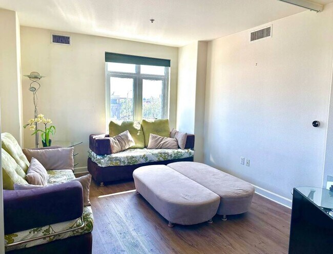 Building Photo - Turn Key Furnished 1 BR, 1 BA with Secure ...