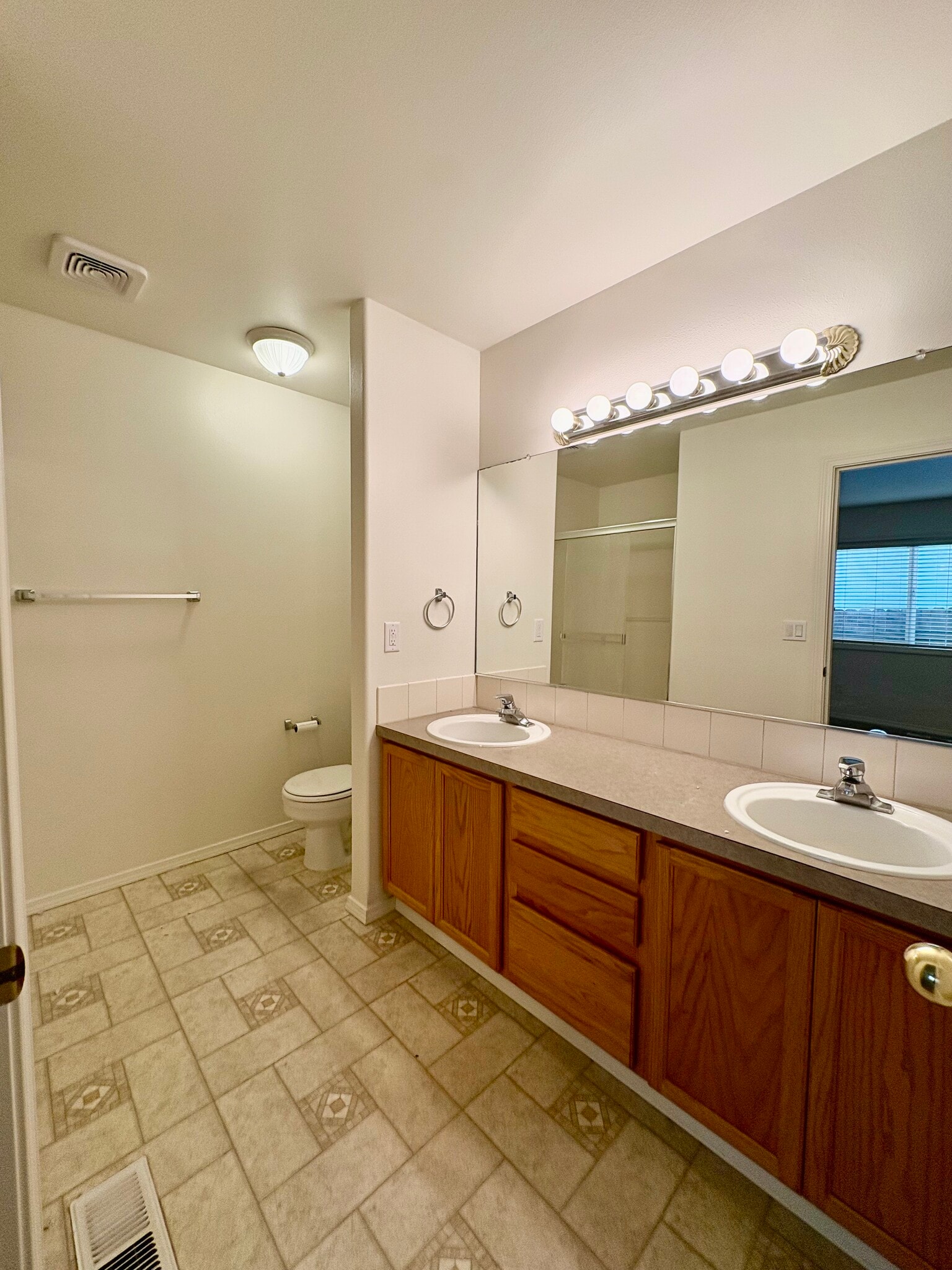 Dual-vanity Master Bath - 3320 NW 118th St