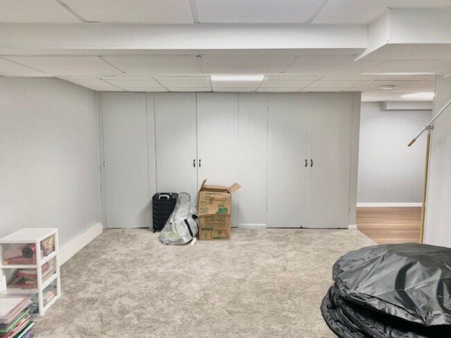Building Photo - Light filled 2 BR plus 2 rooms, 2 FB including one in finished basement. Great location