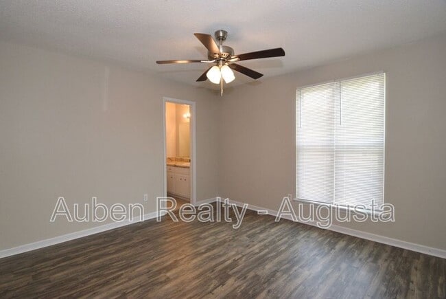 Building Photo - 2317 Hiwatha Dr