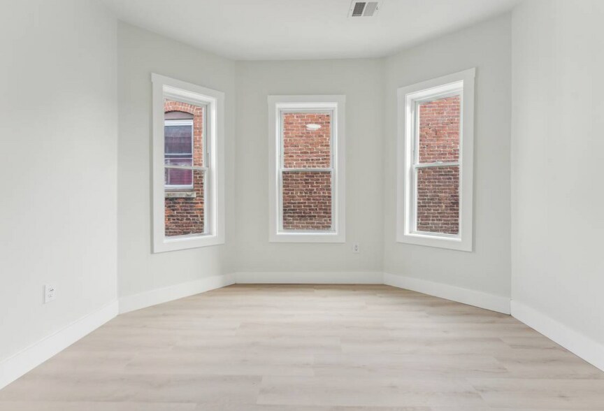 Building Photo - 47 Brackett St