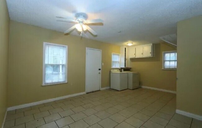 Building Photo - 4 bedrooms 2 Bath