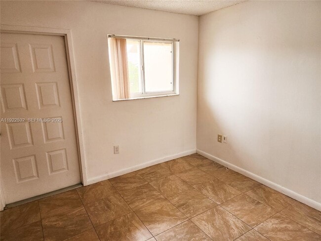 Building Photo - 562 NW 82nd Pl