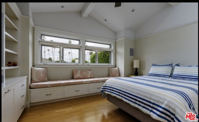 Building Photo - 652 Woodlawn Ave