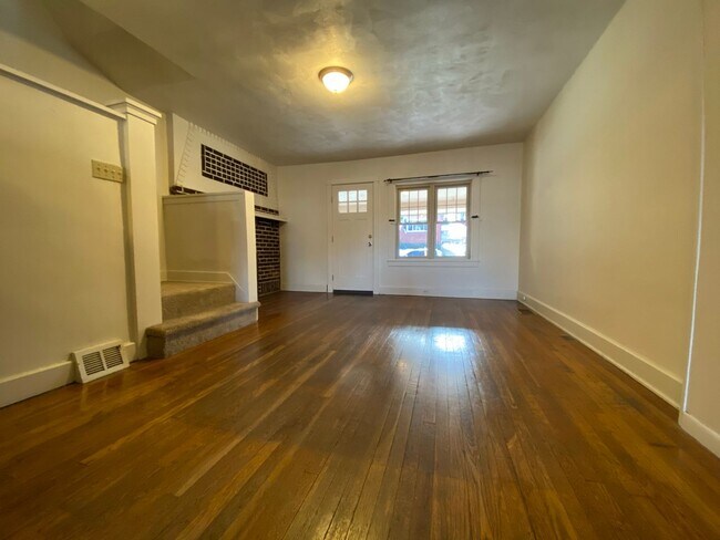 Building Photo - Perfect 3 BR Townhouse in Lovely Squirrel Hill Location! Private Backyard & MORE!! CALL TODAY!