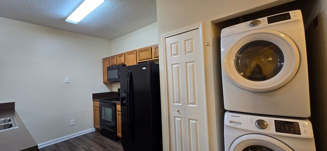 Building Photo - Willow Ridge - Ground Level Condo