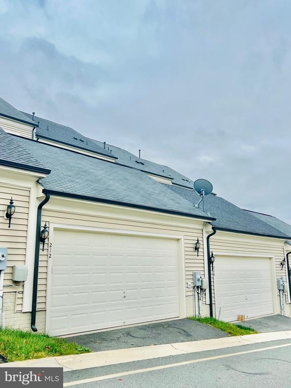 Building Photo - 212 Almond Dr