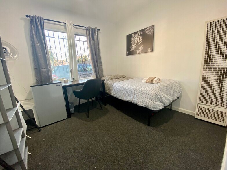 Building Photo - 1513 W Florence Ave