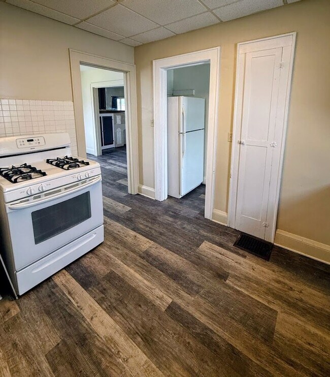 Building Photo - Three bedroom one bathroom home for rent