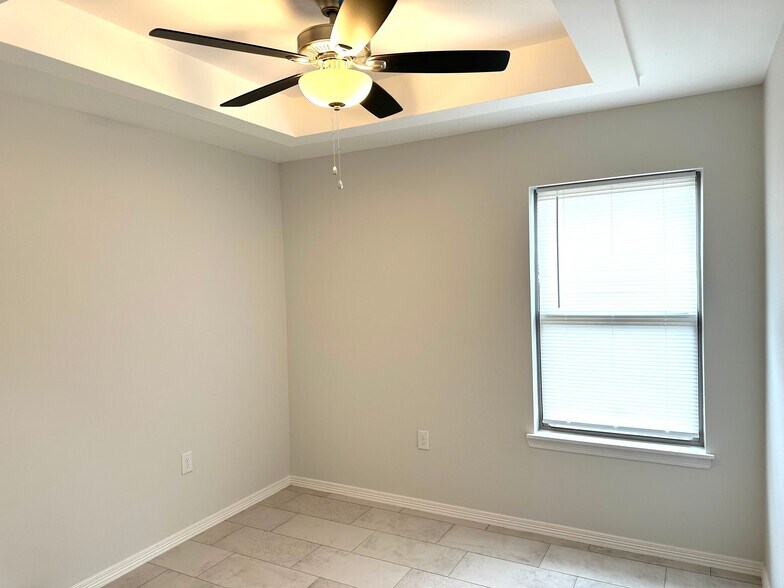 Building Photo - 308 Uva Ln