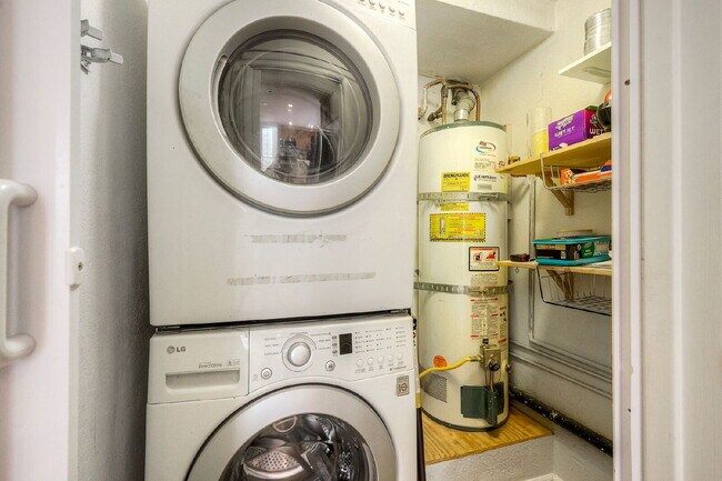 Building Photo - San Diego Coastal Dream Crown Point Jewel 3 or 6 Month lease only Partially Furnished Ready for M...