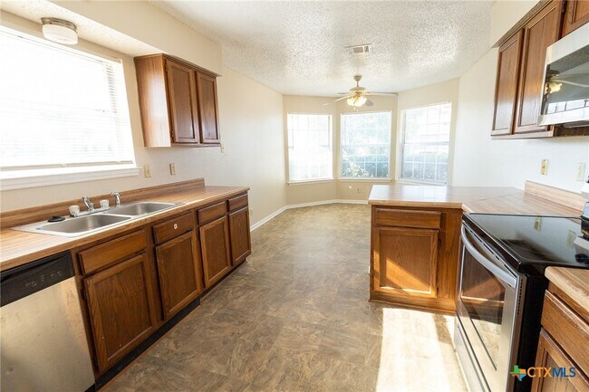 Building Photo - 2701 Woodlands Dr