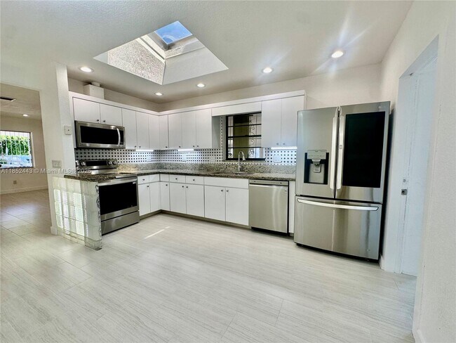 Building Photo - 3525 SW 92nd Ave