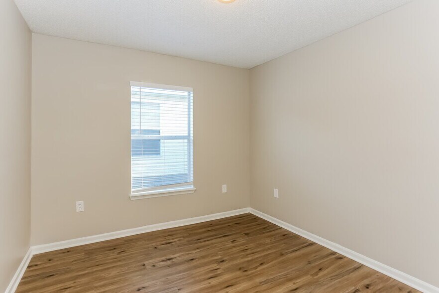 Building Photo - 536 Chancellor Dr E