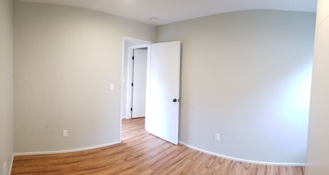 Building Photo - 5 bedrooms 2 baths close to campus and huge Backyard!