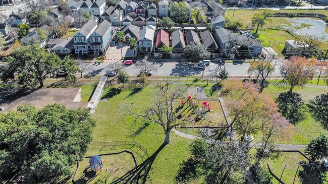 Building Photo - 832 W 27th St