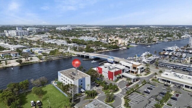 Building Photo - 105 S Riverside Dr