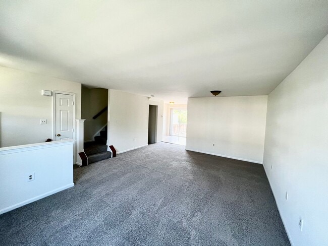 Building Photo - Spacious 4 Bedroom 3.5 Bathroom with Deck ...