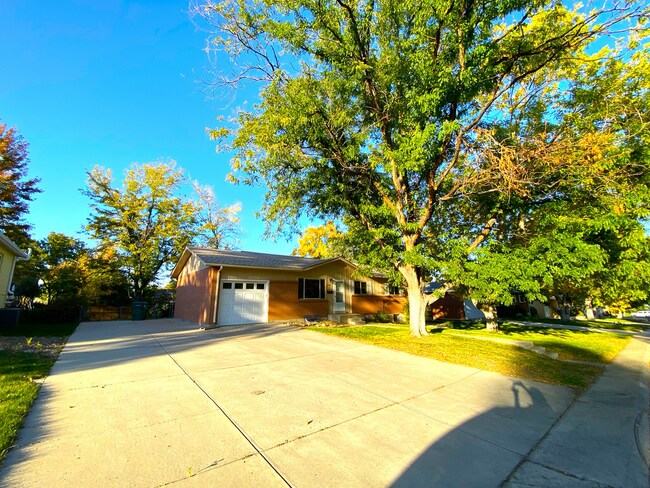 Building Photo - Expansive 5-Bedroom Home with Modern Comfort & Flexible Living Space! Available Now!!