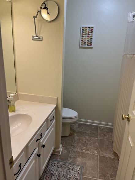 Building Photo - 5715 Waveland Cir